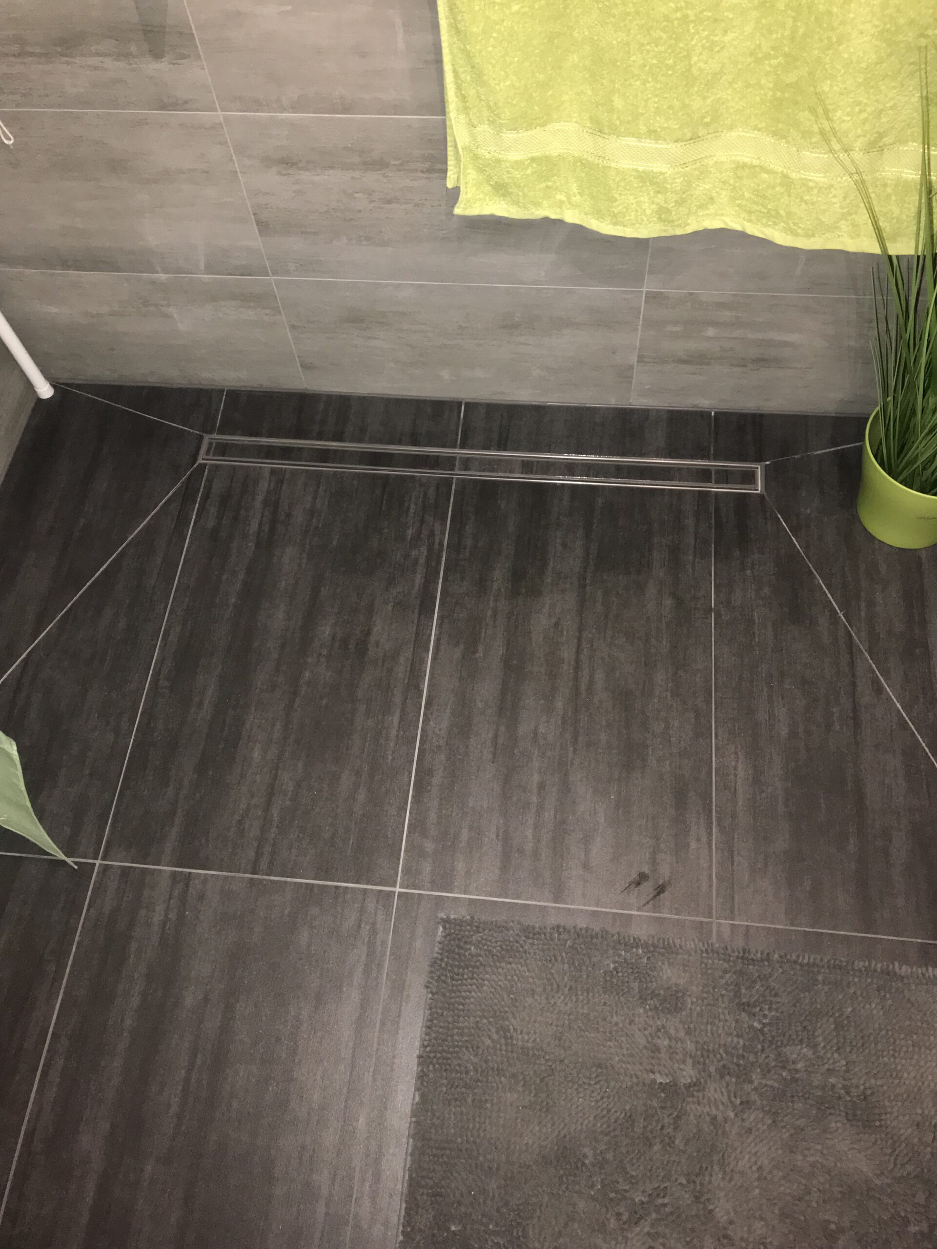 Wellness-Badezimmer mit warmen Naturtönen